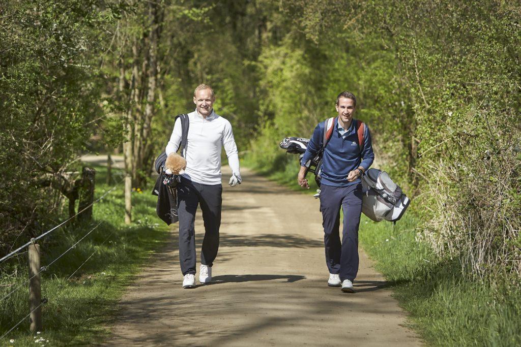 Sebastian Rode trägt seine Golftasche im Golf-Club Neuhof