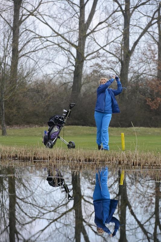 Petra Roth ganz in blau beim Golf