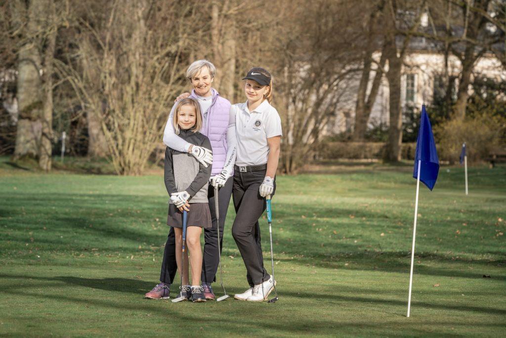 Ursula Scholz mit ihren Enkelinnen Antonia (links) und Valentina Zickler auf dem Golfplatz.