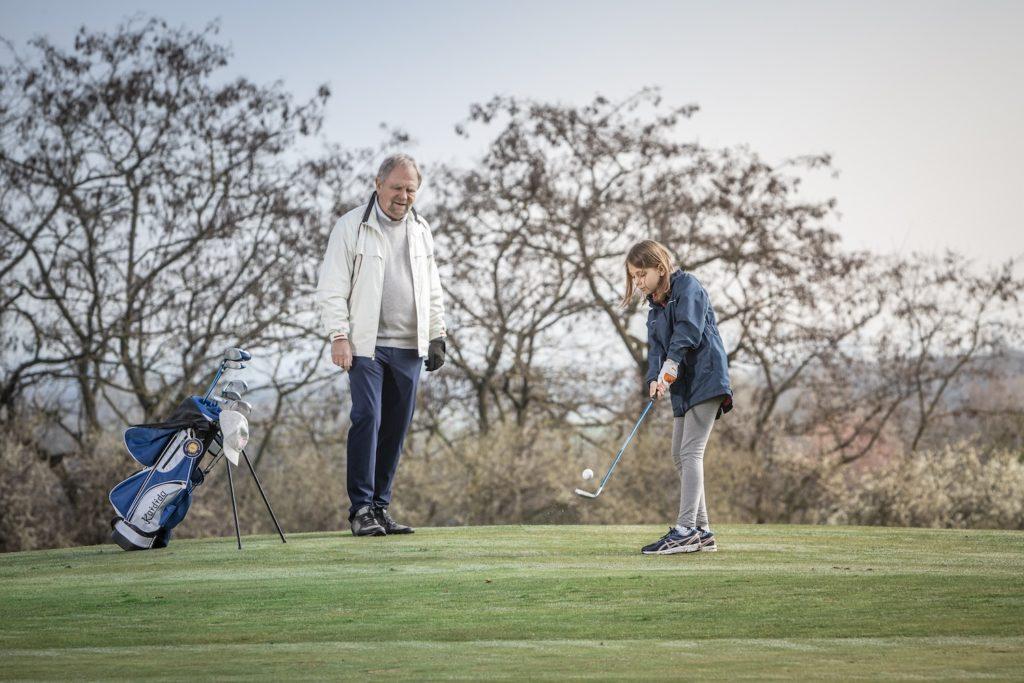 Joachim Prigol und seine Enkelin Neele Kutscher auf dem Golfplatz