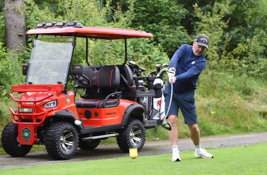 Uwe Bein und sein Golfcart im Kurhessischen Golfclub Oberaula