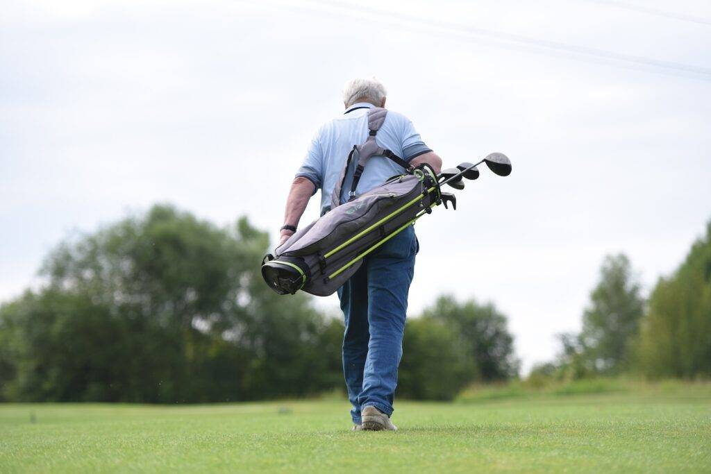 Werner Keim, 87 Jahre alter Golfer aus Altenstadt, der seine Golftasche trägt