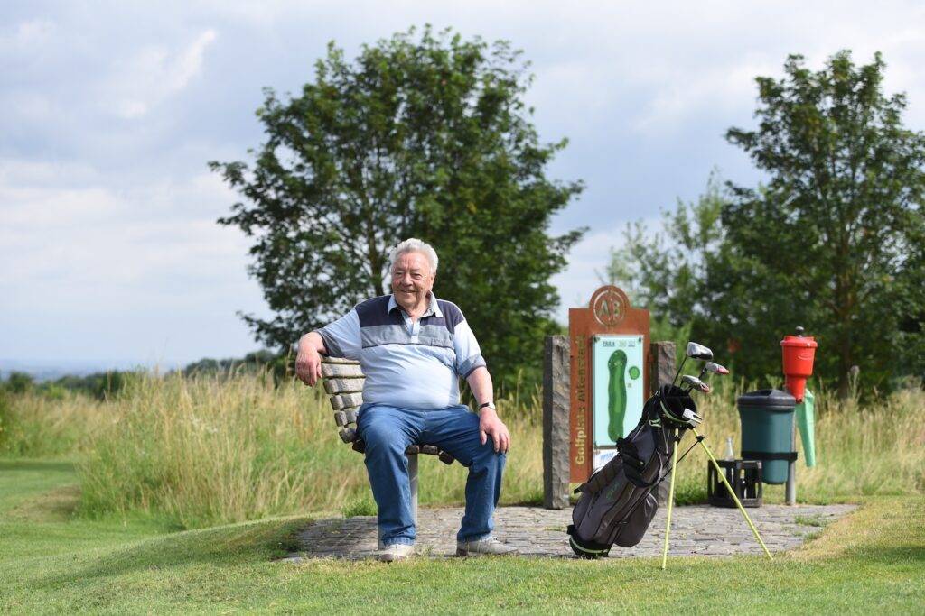 Werner Keim, 87 Jahre alter Golfer aus Altenstadt, der seine Golftasche trägt