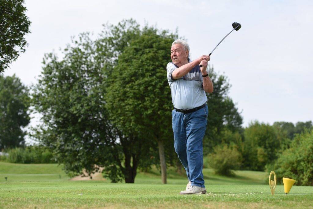 Werner Keim, 87 Jahre alter Golfer aus Altenstadt, der seine Golftasche trägt