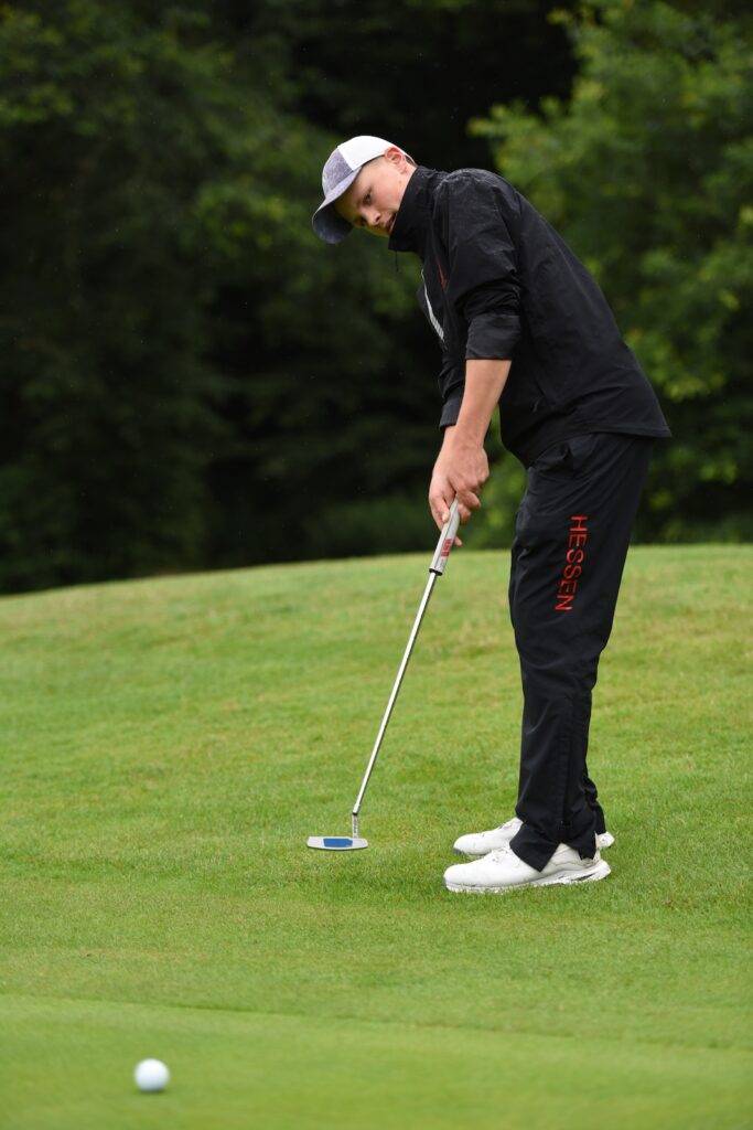 Oscar Walter vom Licher Golf-Club beim Putten