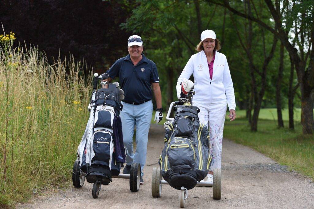 Olympia-Siegerin Ingrid Mickler-Becker im Gespräch mit Sportreporter Volker Hirth auf dem Golfplatz