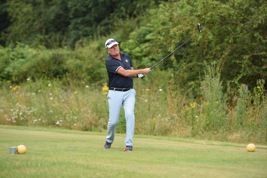 Sportreporter Volker Hirth auf dem Golfplatz