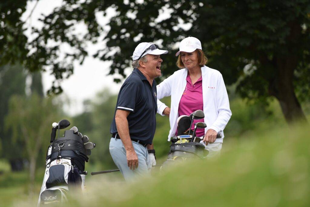 Olympia-Siegerin Ingrid Mickler-Becker im Gespräch mit Sportreporter Volker Hirth auf dem Golfplatz