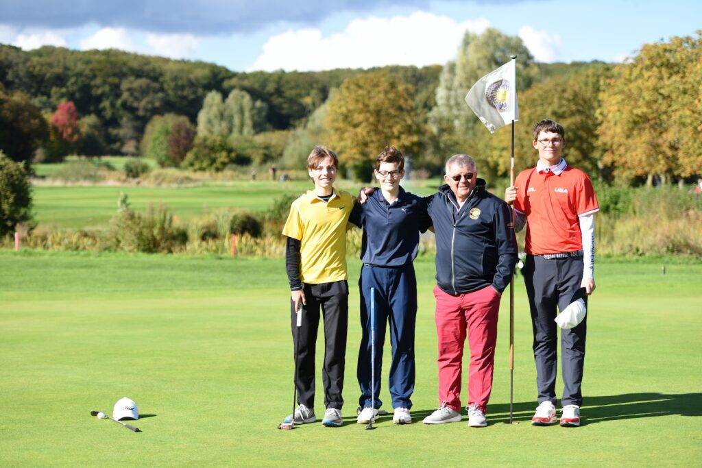 Andreas Rathmann mit Jugendspielern im Golf-Club Hof Hausen vor der Sonne